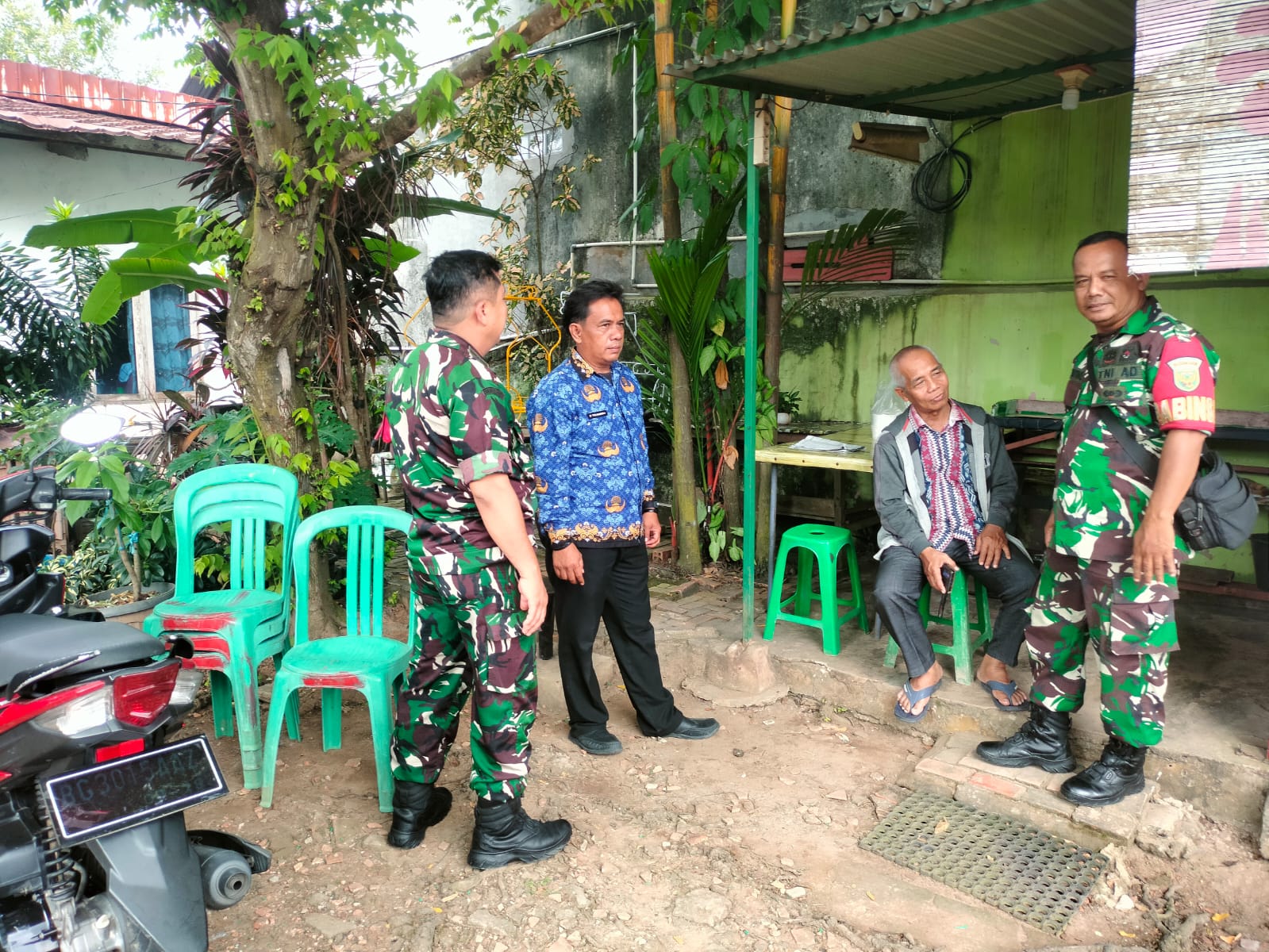 Babinsa Kelurahan Sembilan Ilir Koramil 418-05/Lemabang Ajak Warga Jaga Kebersihan dan Waspada DBD 1