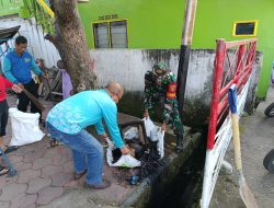 Babinsa Kelurahan 10 Ilir Koramil 418-05/Lemabang Gelar Bakti Mandiri Bersama Warga Antisipasi Banjir
