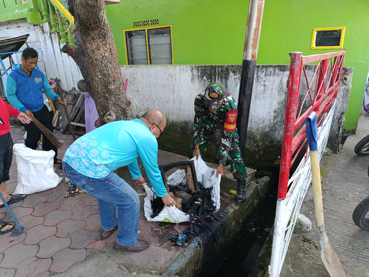 Babinsa Kelurahan 10 Ilir Koramil 418-05/Lemabang Gelar Bakti Mandiri Bersama Warga Antisipasi Banjir 1