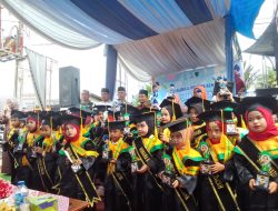 TKIT Izzatul Qur’an Gelar Wisuda, Rayyan Pratama Mutbi Sampaikan Terima Kasih Lewat Puisi untuk Ustazah