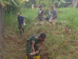 Babinsa Sei Selincah Bersama Warga Gotong Royong Bersihkan Parit, Cegah Banjir dan Jaga Kebersihan Lingkungan