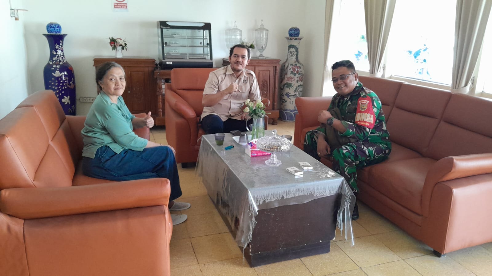 Babinsa 36 Ilir Koramil 418-01/Makrayu Ingatkan Pengelola MBG dan Catering Jaga Kebersihan serta Kelayakan Makanan 1