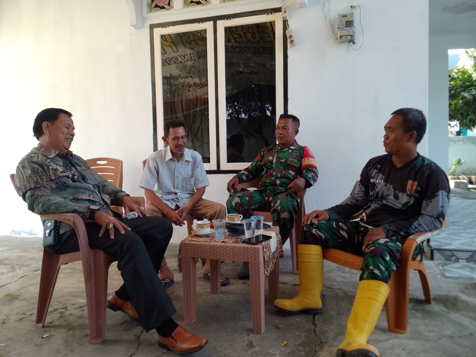 Babinsa Bukit Sangkal Koramil 418-05/Lemabang dan Lurah Koordinasikan Gotong Royong Bersama Ketua RW 1
