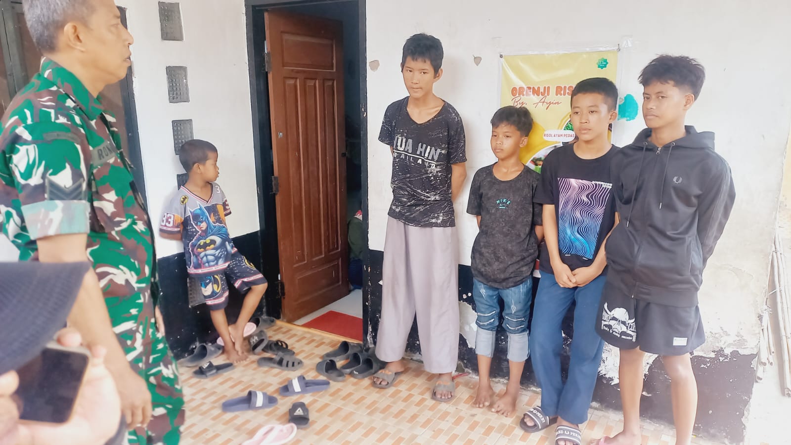 Cegah Tawuran, Babinsa Kelurahan Duku Koramil 418-05/Lemabang Gencarkan Komsos Bersama Warga dan Anak-anak 2