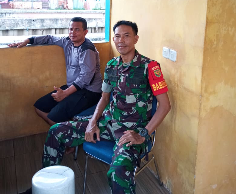 Babinsa 10 Ilir Koramil 418-05/Lemabang dan Petugas Keamanan Kolam Retensi Tingkatkan Kewaspadaan Antisipasi Tawuran 1