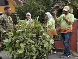 Babinsa Kelurahan Dua Ilir Koramil 418-05/LMB Bersama Warga Gotong Royong Bersihkan Lingkungan, Cegah Banjir dan Wujudkan Hidup Sehat