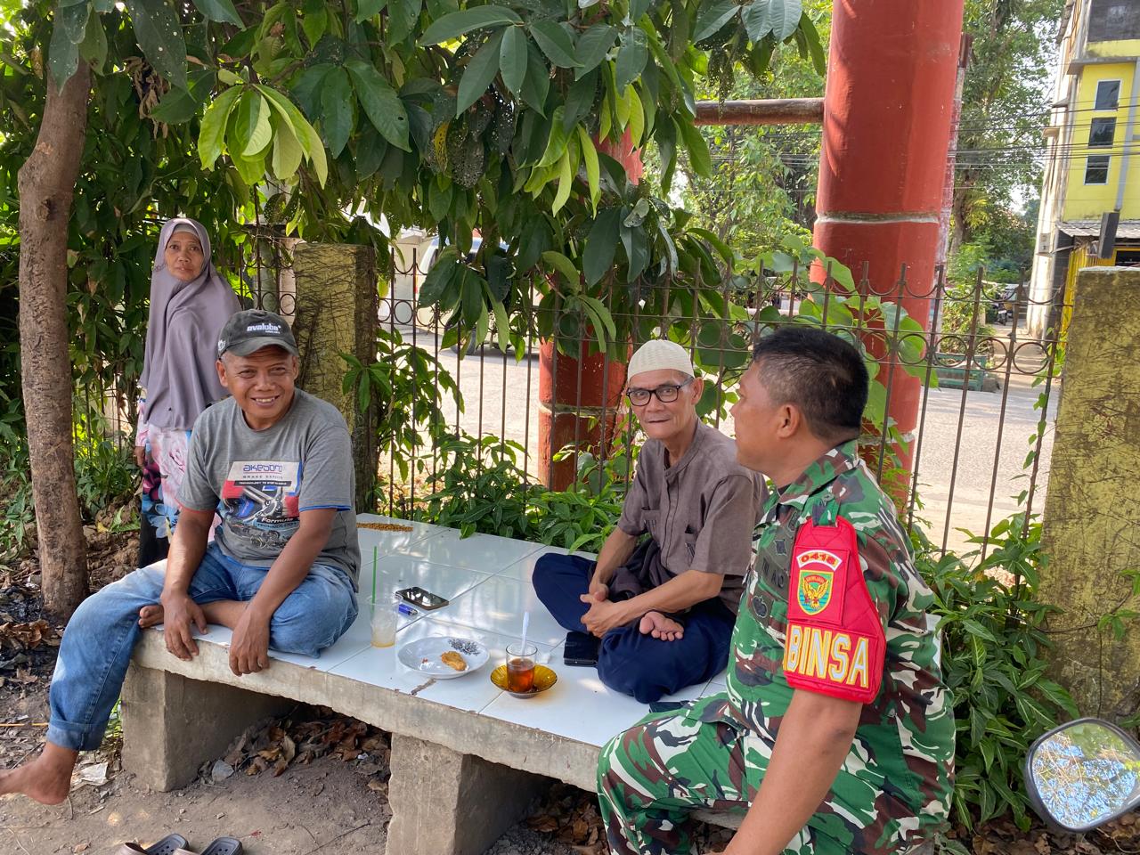Babinsa 3 Ilir Koramil 418-05/Lemabang Perkuat Sinergi dengan Tokoh Masyarakat, Ajak Warga Jaga Kamtibmas 1