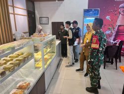 Babinsa Kuto Batu Dampingi Petugas Sensus Ekonomi, Dukung Pendataan Pelaku UMKM