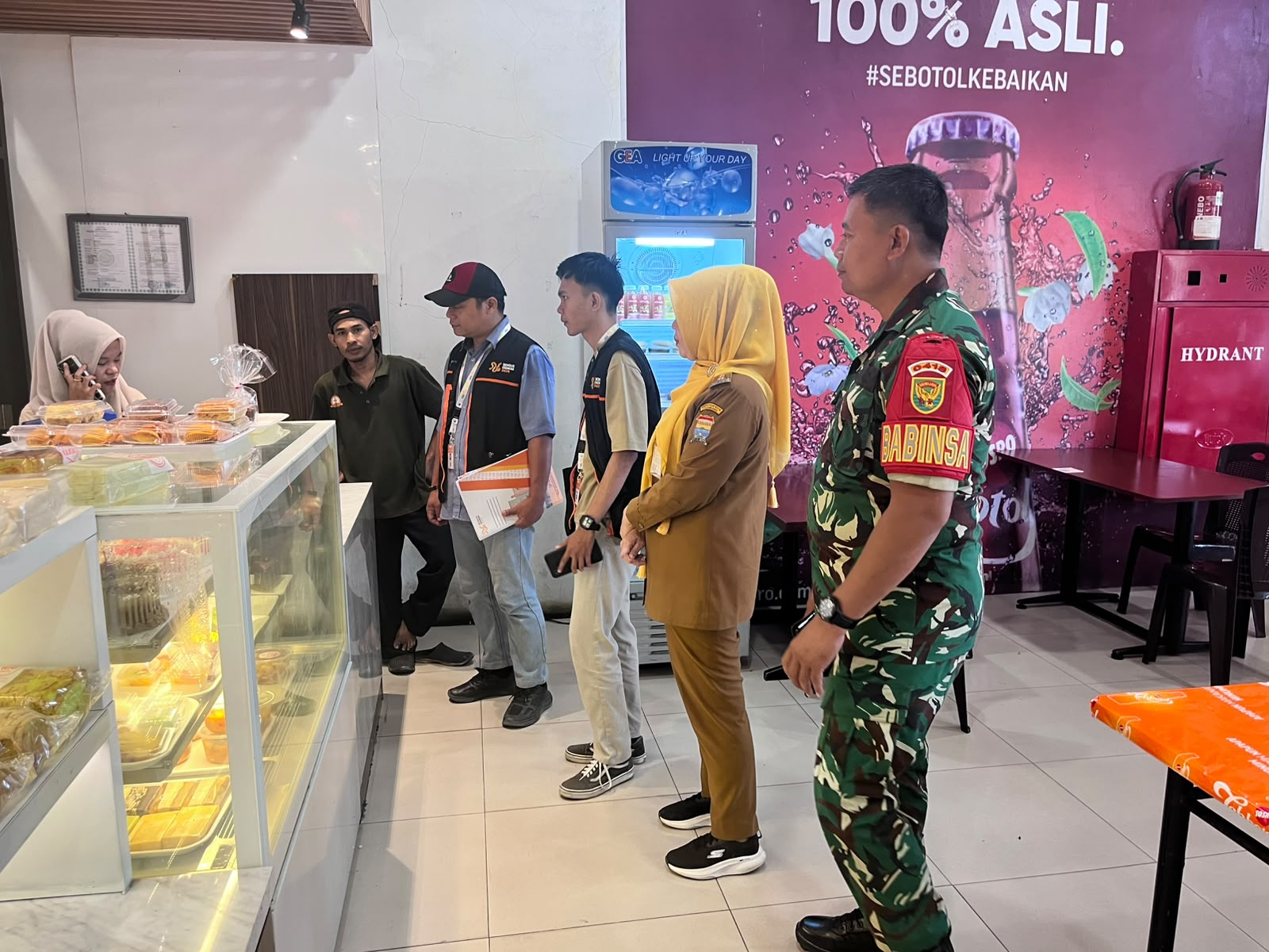 Babinsa Kuto Batu Dampingi Petugas Sensus Ekonomi, Dukung Pendataan Pelaku UMKM 2