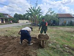 Babinsa Kelurahan 11 Ilir Gelar Bakti TNI, Gotong Royong Bersama Warga Ciptakan Lingkungan Bersih