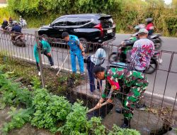 Babinsa Koramil 418-05/Lemabang Bersama Warga Gelar Bhakti TNI Bersihkan Selokan dan Jalan di Kelurahan Duku
