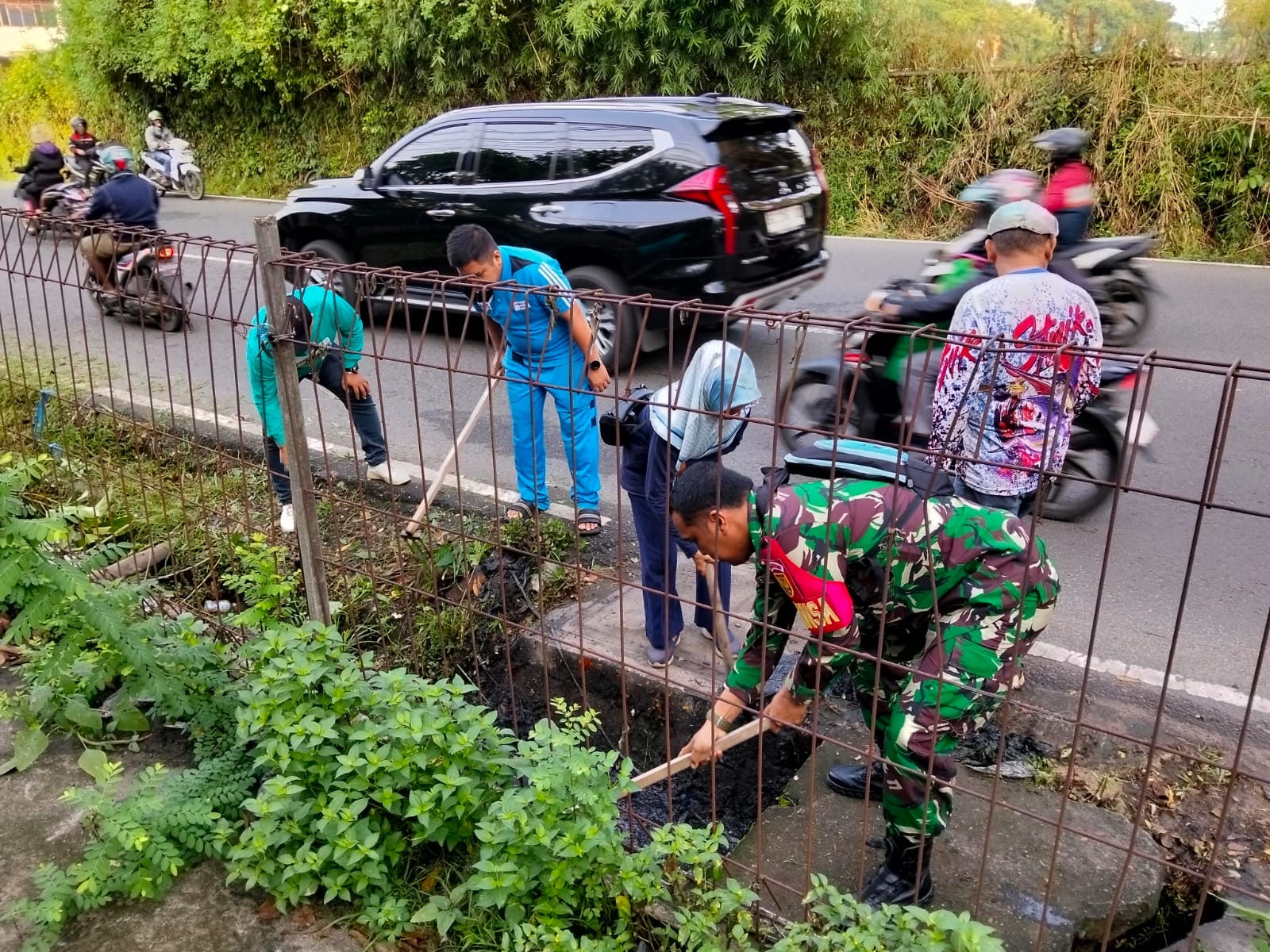 Babinsa Koramil 418-05/Lemabang Bersama Warga Gelar Bhakti TNI Bersihkan Selokan dan Jalan di Kelurahan Duku 1