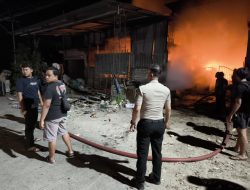 Respon Cepat Laporan Polisi 110, Polres Lamongan Sigap Tangani Kebakaran Gudang Rosokan di Sukodadi