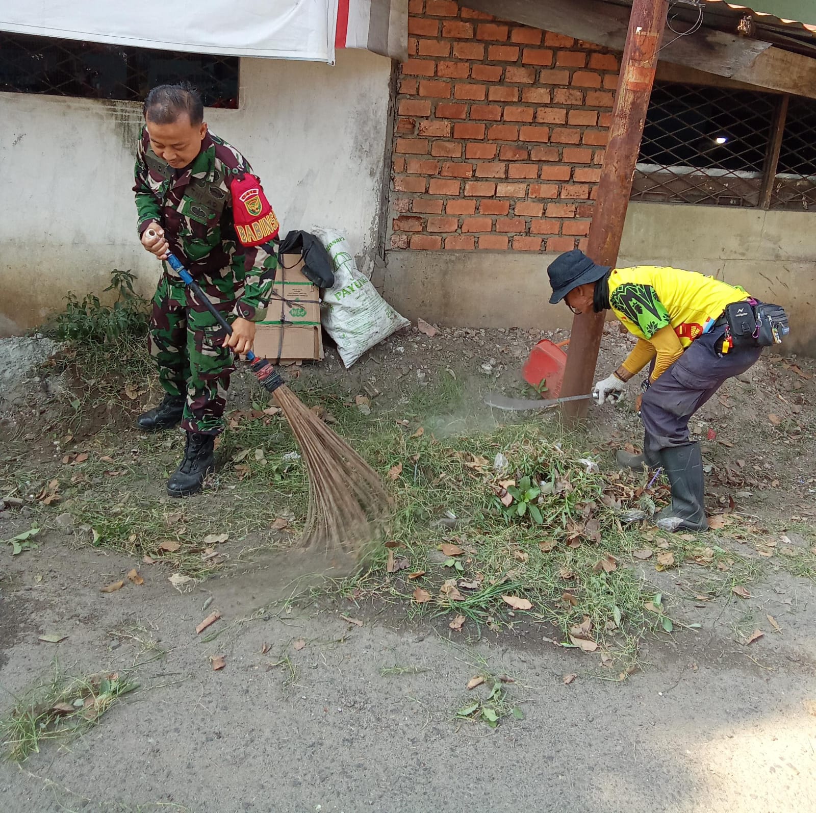 Babinsa Kalidoni dan Petugas Kebersihan Bergotong Royong Wujudkan Lingkungan Bersih dan Sehat 1