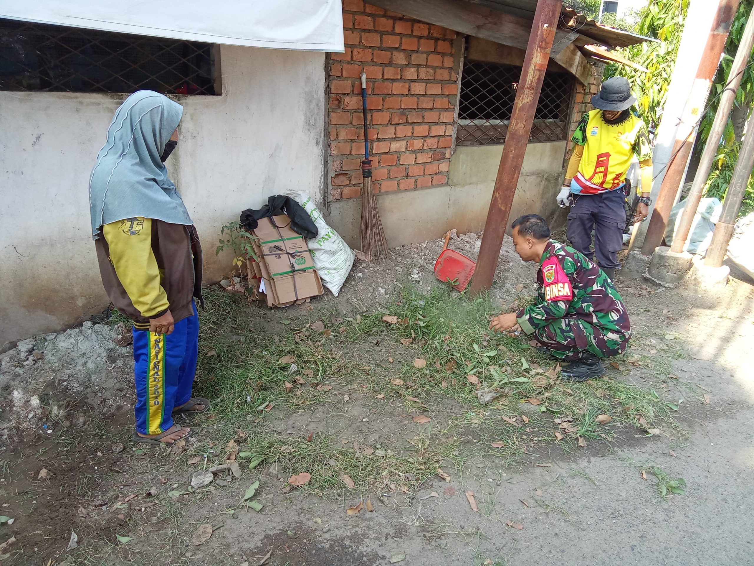 Babinsa Kalidoni dan Petugas Kebersihan Bergotong Royong Wujudkan Lingkungan Bersih dan Sehat 2
