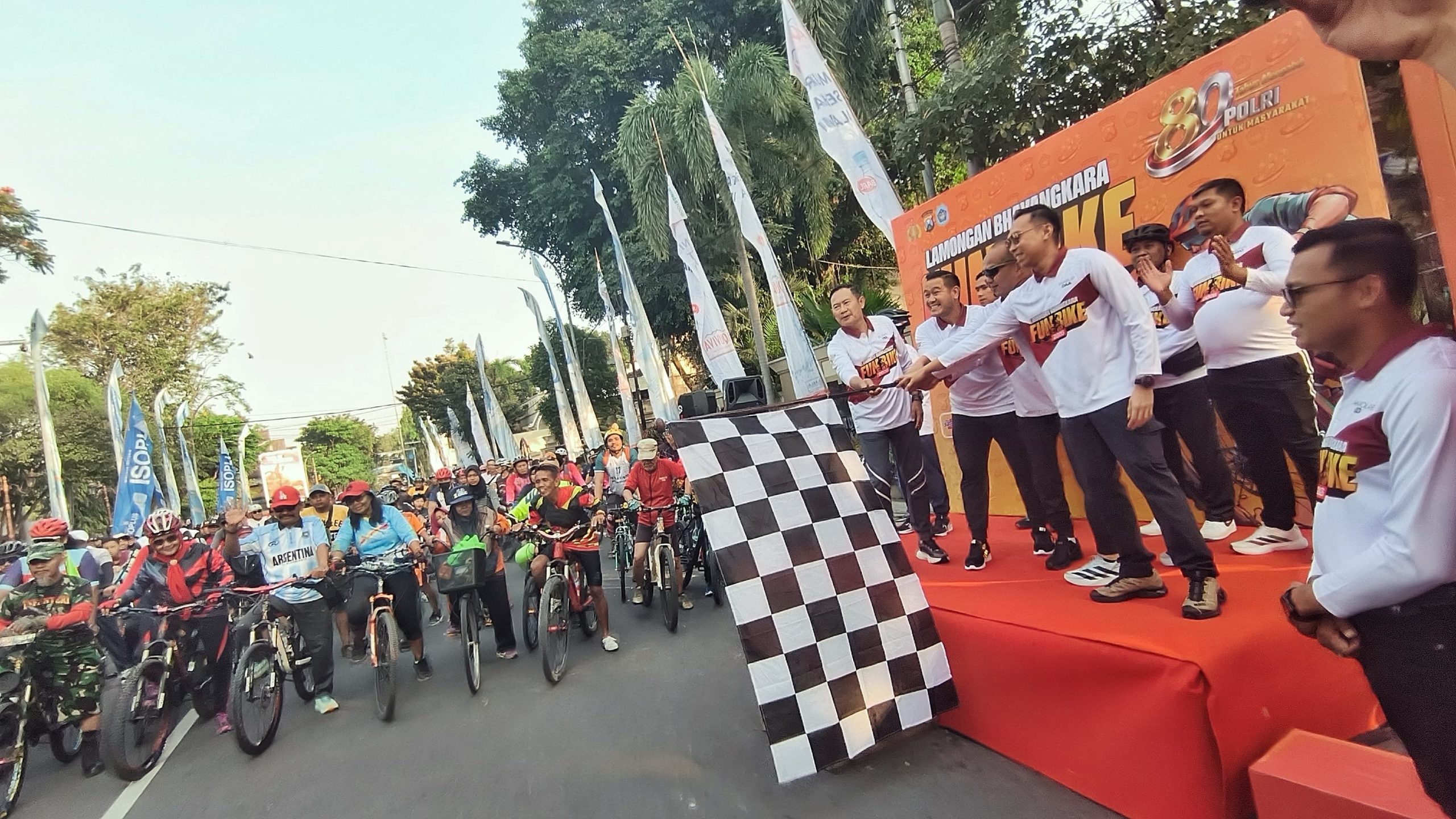 5.000 Peserta Meriahkan Lamongan Bhayangkara Fun Bike 2026, Hari Bhayangkara ke-80 Penuh Kebersamaan 1