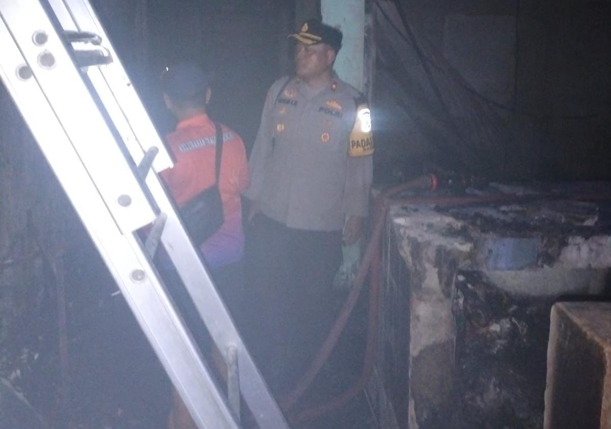 Polres Lamongan Gerak Cepat Tangani Kebakaran Pasar Agrobis Babat, Sekitar 10 Stand Hangus Terbakar 1