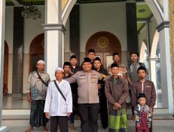 Mas Bhabin Sidomukti Lepas Jamaah Ziarah Wali Lima, Perkuat Ukhuwah dan Kedekatan Polri dengan Masyarakat