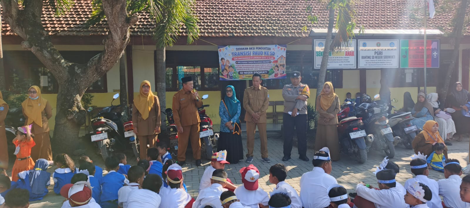 Bhabinkamtibmas Sidomukti Tanamkan Disiplin dan Cegah Perundungan Sejak Dini di MPLS 1