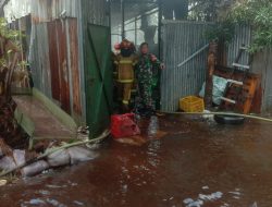 Babinsa Sigap Bantu Penanganan Kebakaran Gudang Oven Pembakar Kemiri di Dua Ilir