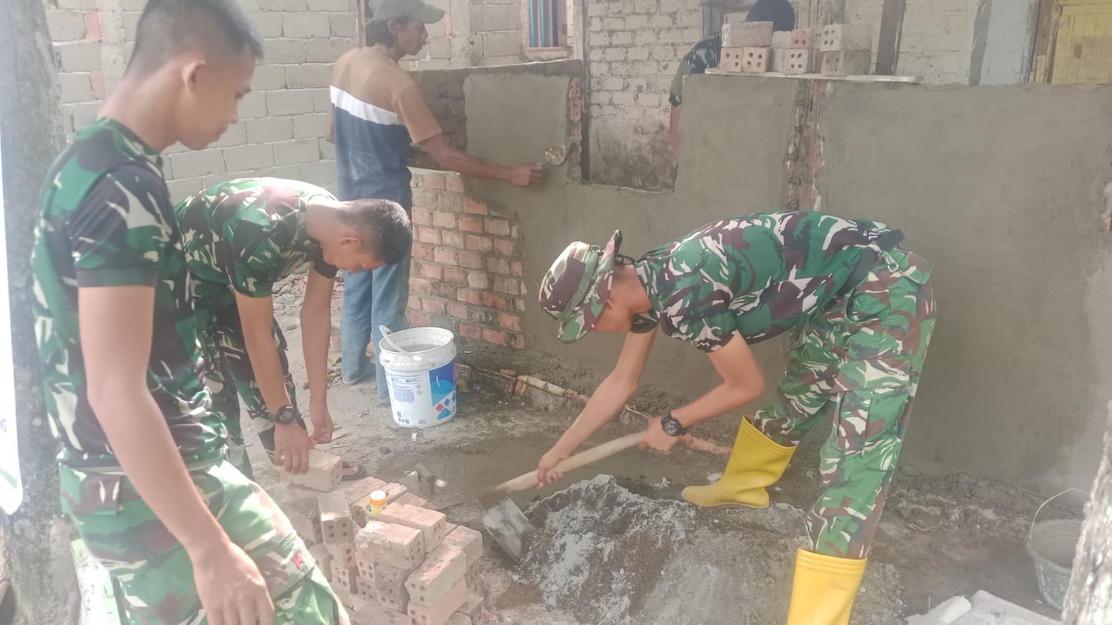 Dari Rumah Rapuh Menuju Hunian Layak, RTLH Bapak Fernando Terus Berprogres di Hari Keempat TMMD ke-129 Kodim 0418/Palembang 1