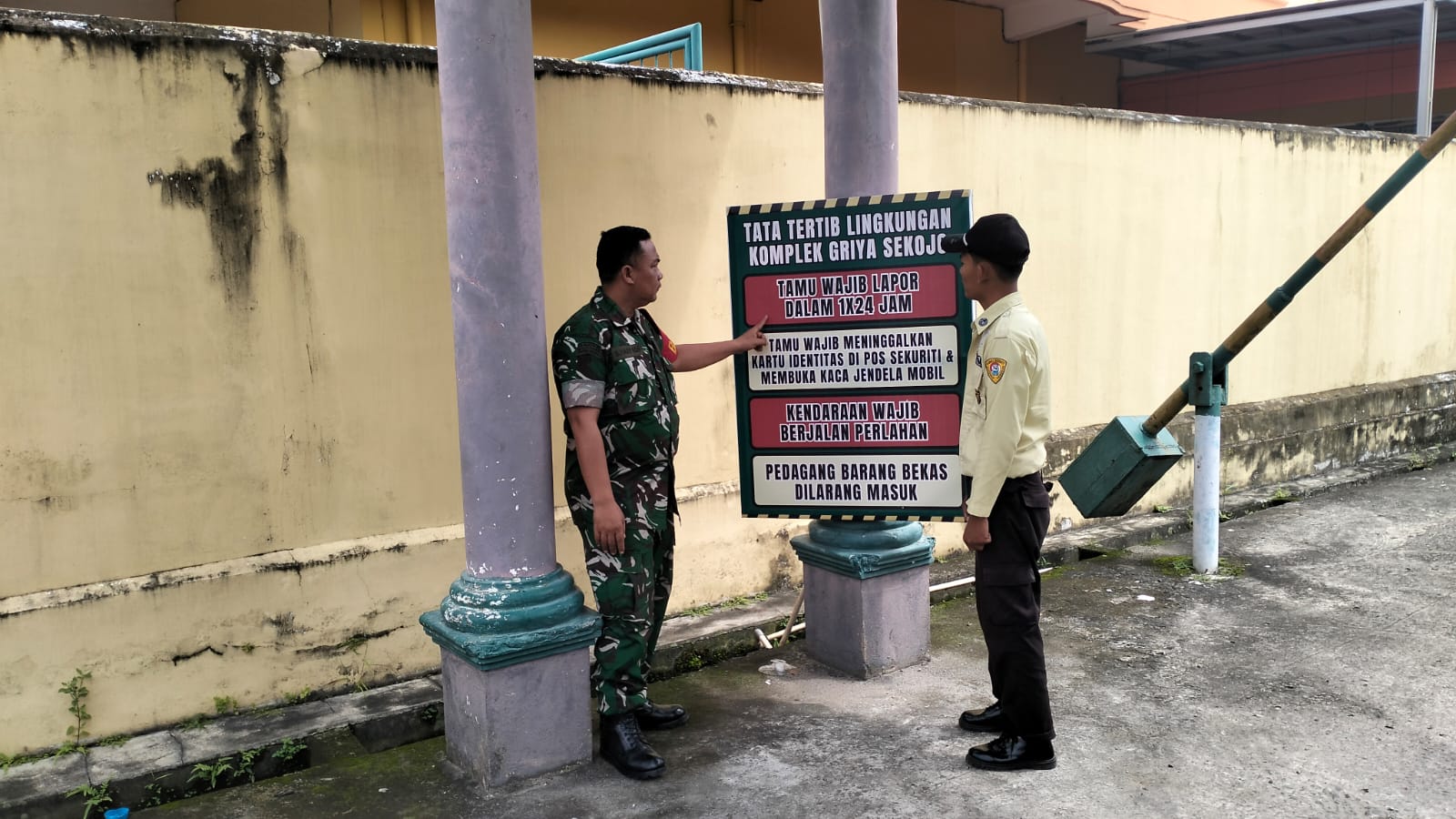 Cegah Kejahatan dan Kebakaran, Babinsa Dua Ilir Imbau Security Perumahan Tingkatkan Patroli Rutin 1