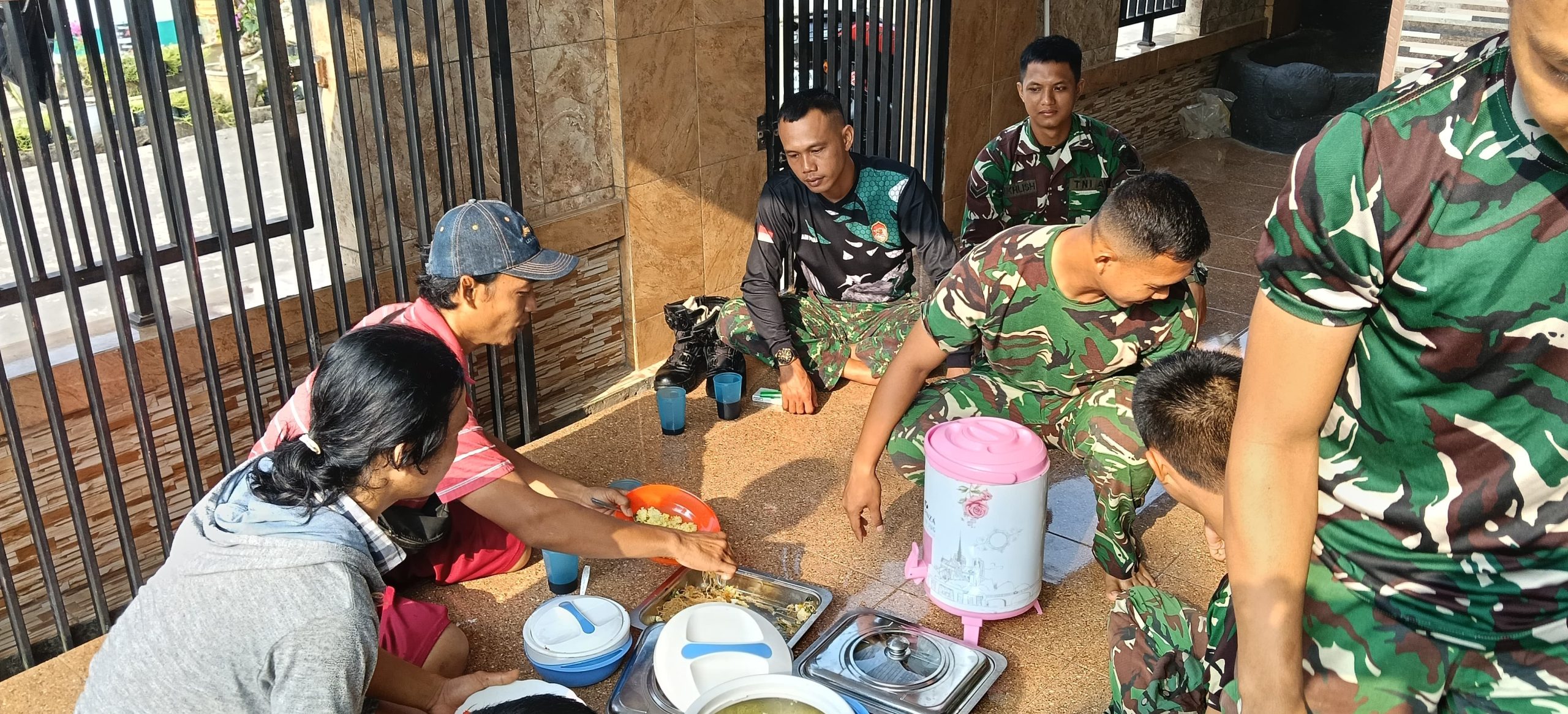 Hangatnya Kebersamaan di Balik TMMD, Satgas Kodim 0418/Palembang Makan Siang Bersama Warga di Rumah Ibu Suwarni 1