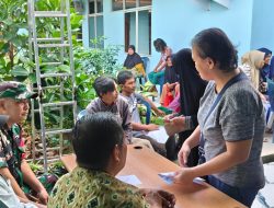 Babinsa Delapan Ilir Kawal Penyaluran 1.137 Paket Sembako Pemprov Sumsel untuk Warga