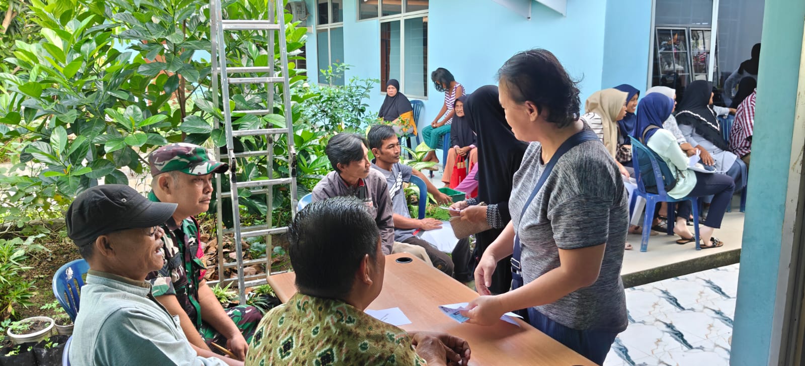 Babinsa Delapan Ilir Kawal Penyaluran 1.137 Paket Sembako Pemprov Sumsel untuk Warga 1