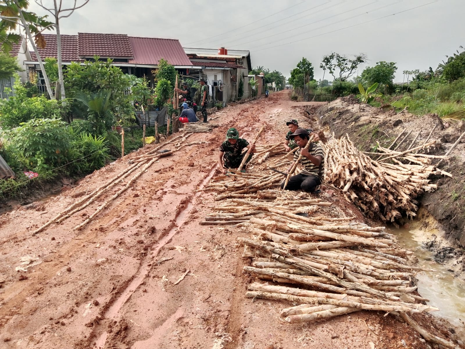 Tak Kenal Medan Sulit, Satgas TMMD dan Warga Gotong Royong Pasang Cerucuk Gelam di Talang Jambi 1