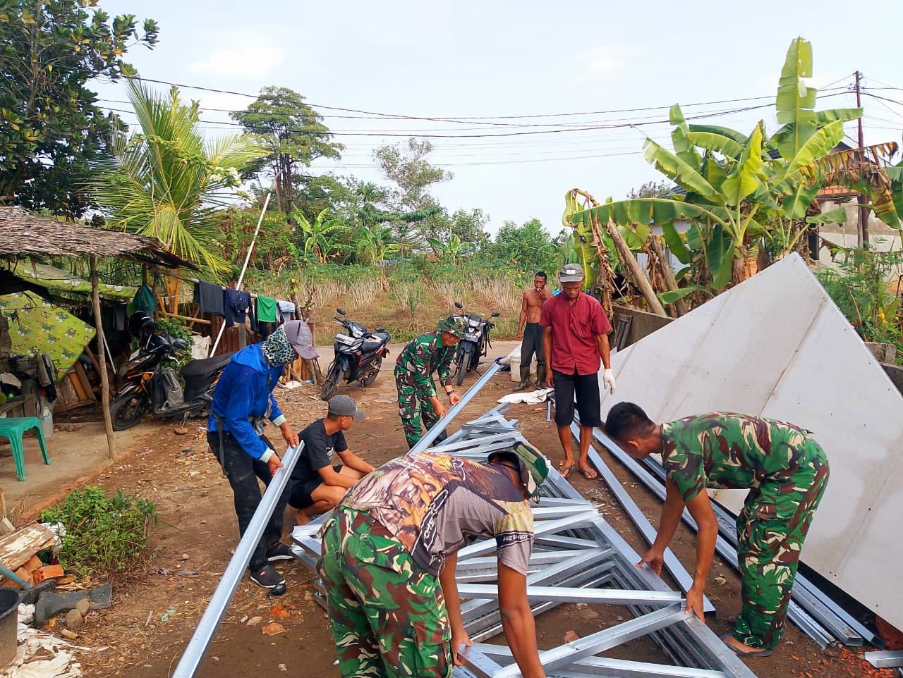Dari Kerangka Atap Menuju Masa Depan yang Lebih Baik, TMMD Bangun Rumah Sekaligus Harapan 1