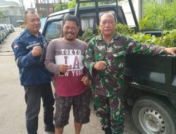 Babinsa Koramil 418-05/Lemabang Bersama Warga Gelar Bhakti TNI, Bersihkan Lingkungan RT 08 Kelurahan Sei Buah