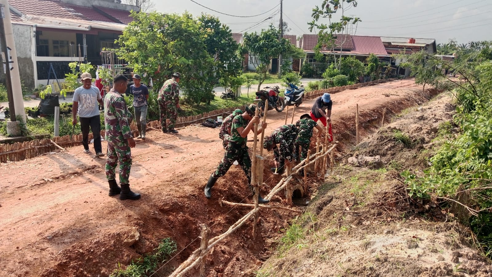Sebelum Aspal Terhampar, Cerucuk Menjadi Pondasi Harapan Baru bagi Mobilitas Warga 1