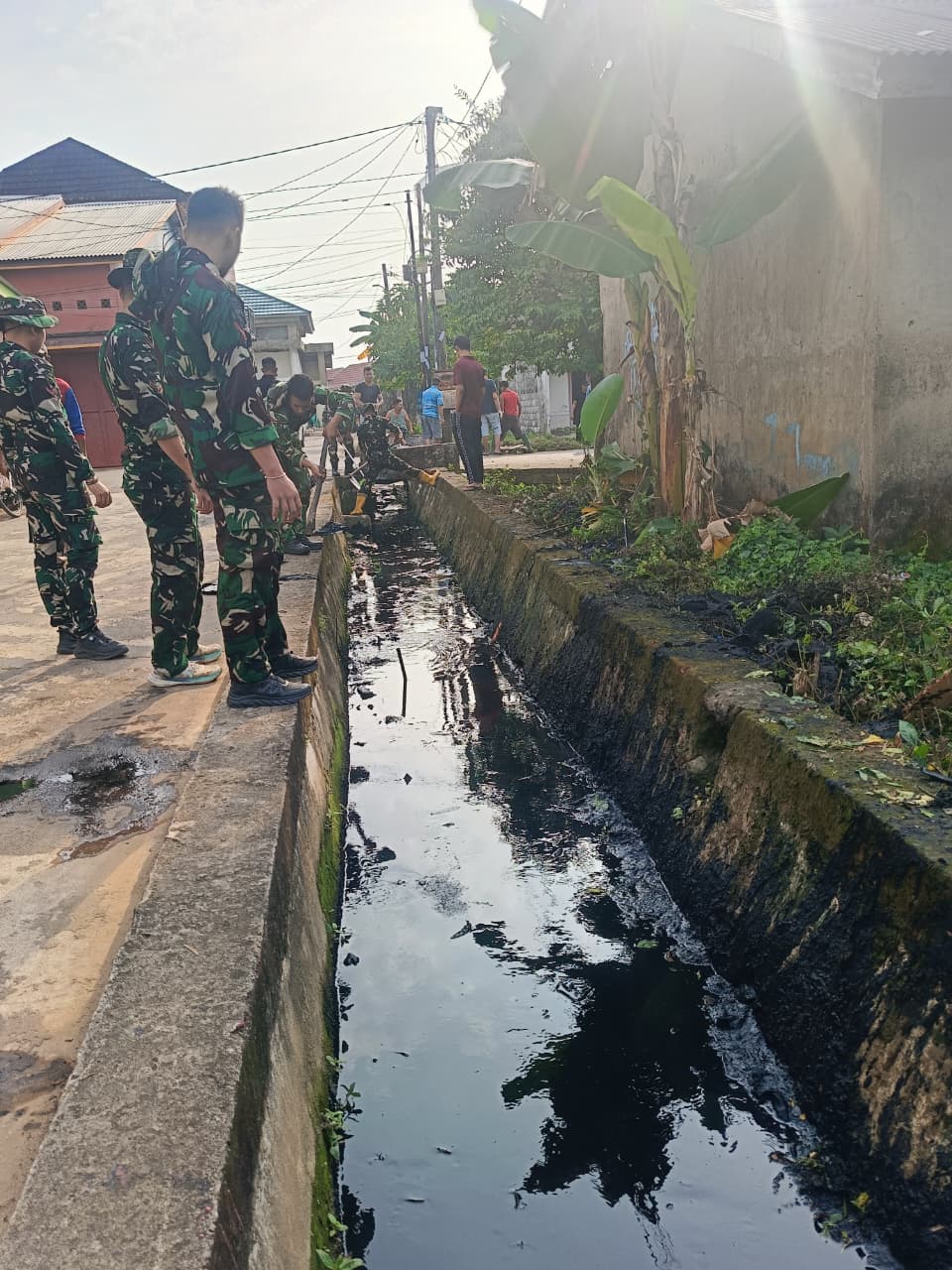Warga Apresiasi Satgas TMMD ke-129 Kodim 0418/Palembang Bersihkan Mushala Al-Makfurin 1