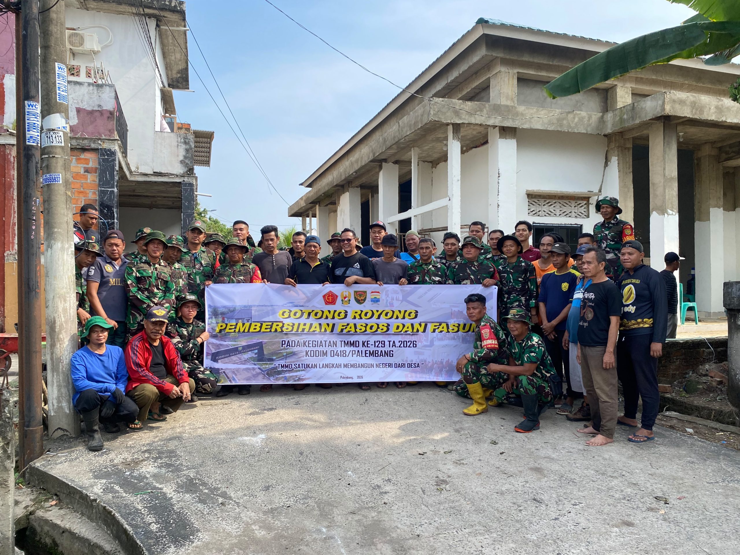 TMMD ke-129 Kodim 0418/Palembang Tanamkan Semangat Gotong Royong Lewat Aksi Bersih Lingkungan 1