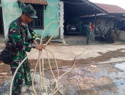 Satgas TMMD dan Warga Gotong Royong Salurkan Air Sumur Bor ke Penampungan Masyarakat