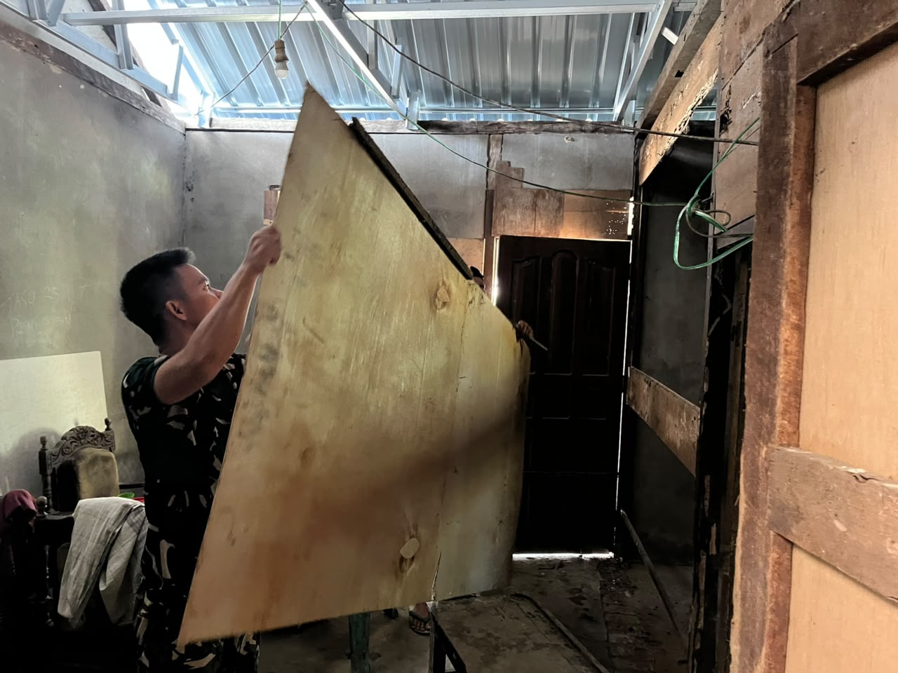 TMMD Ke-129 Kodim 0418/Palembang Percepat Rehab Rumah Bapak Parja, Fokus Plester Teras dan Pemasangan Plafon 1