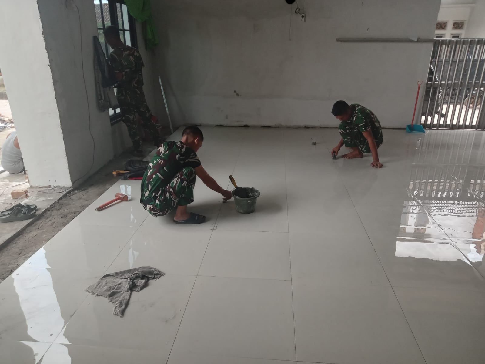 Setiap Keramik yang Dipasang Menjadi Jejak Pengabdian Satgas TMMD untuk Masyarakat 1
