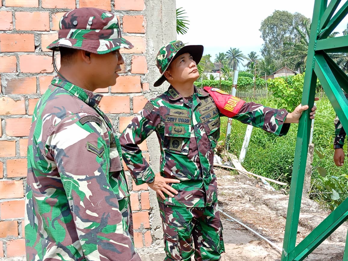 Pastikan Kualitas Terjaga, Wadan Satgas TMMD Tinjau Pembangunan Dudukan Tandon Air di Mushola Hidayatullah 1