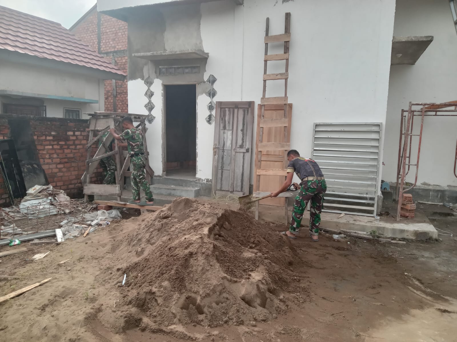 Satgas TMMD dan Warga Bergotong Royong Sempurnakan Mushola Baitul Makfurin 1