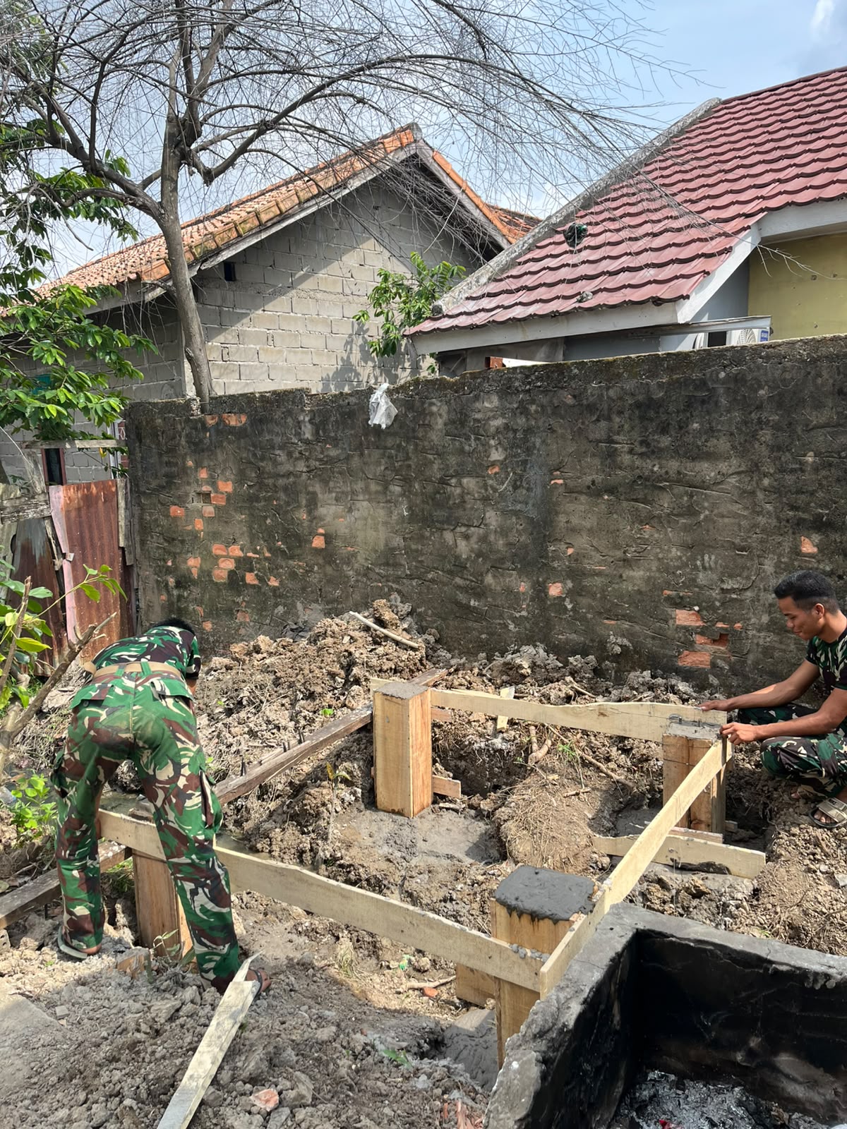 TMMD Hadirkan Air Bersih, Satgas dan Warga Bergotong Royong Bangun Sumur Bor Mushola Al-Mufakat 1