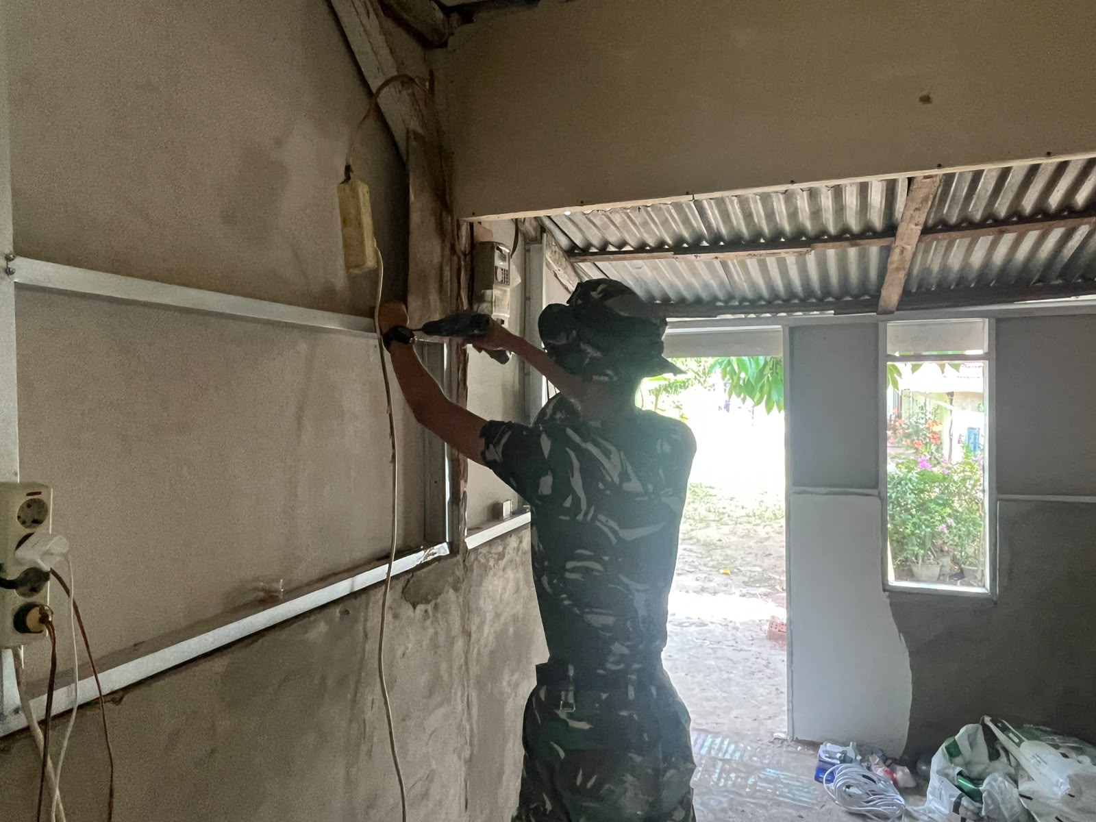 Terik Matahari Tak Menyurutkan Semangat Satgas TMMD Ke-129 Kodim 0418/Palembang Tuntaskan Pembangunan 2