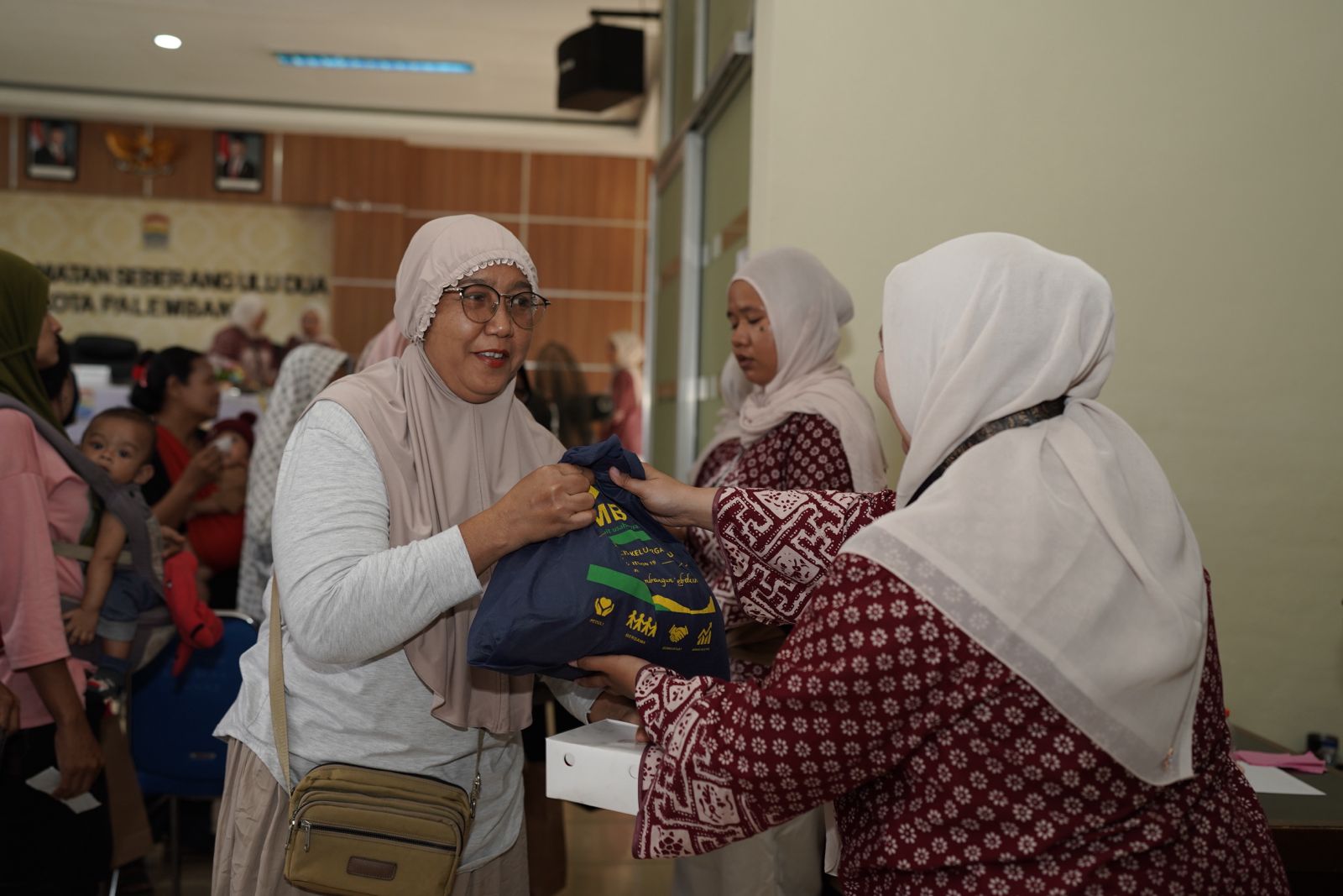 PT MBK Ventura Salurkan Alat Kesehatan ke 50 Posyandu dan 2 Puskesmas di Seberang Ulu II, Edukasi Literasi Keuangan Bersama OJK 3