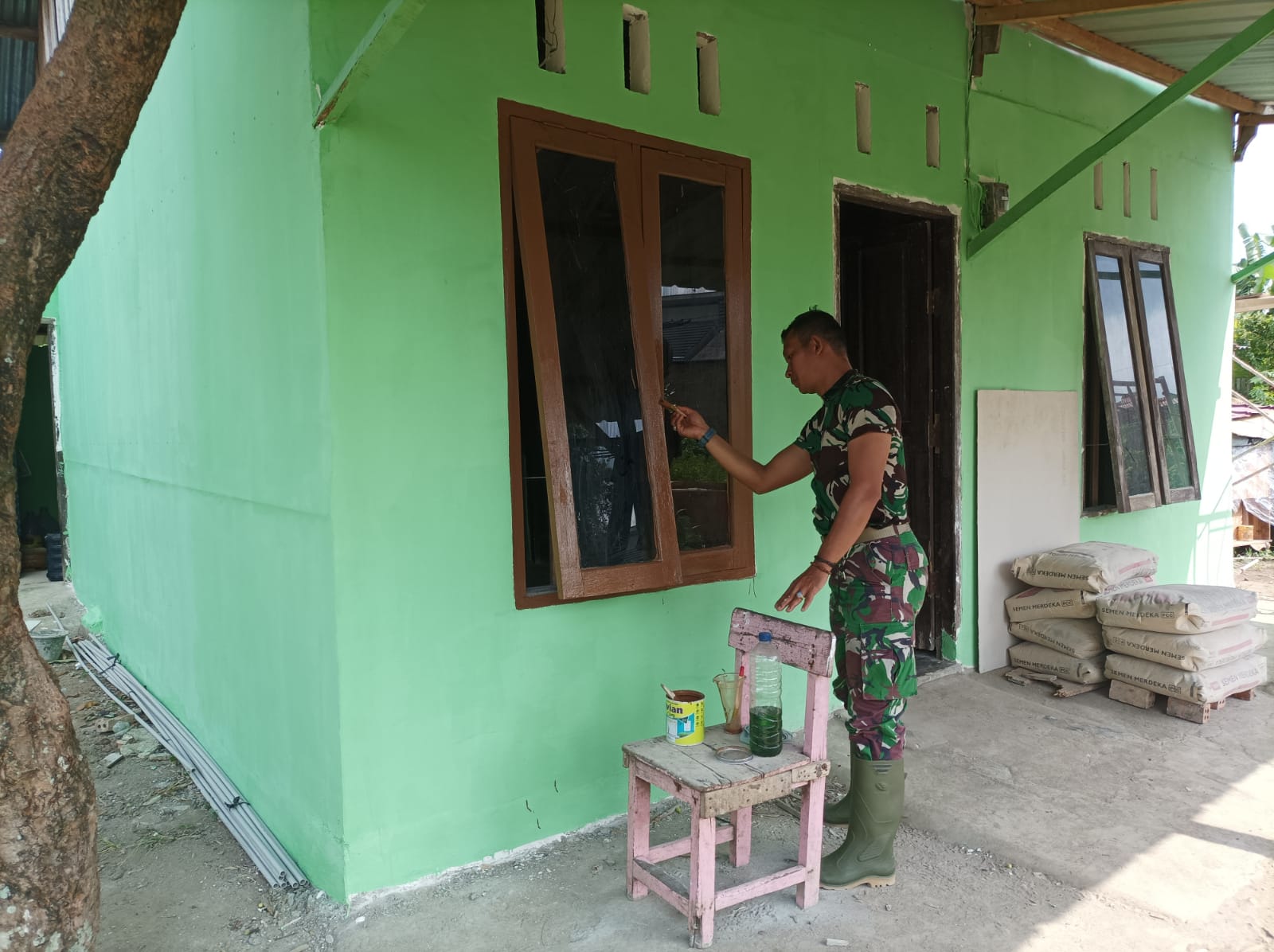 Finishing RTLH Sasaran 5 Dikebut, Gotong Royong Satgas TMMD dan Tukang Percepat Penyelesaian 1