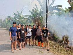 Jelang HUT Ke-81 RI, AIPDA Nanang Sumantri Pimpin Jumat Bersih Bersama Mahasiswa KKN UPN Surabaya dan Warga Sidomukti