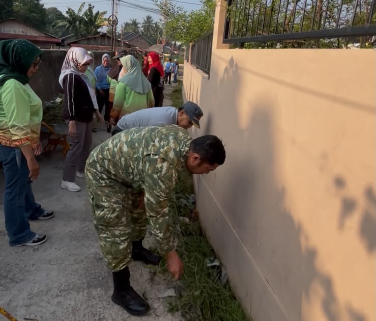 Babinsa Dua Ilir Bersama Warga Gotong Royong Bersihkan Lingkungan, Wujud Kepedulian Ciptakan Kampung Sehat 1