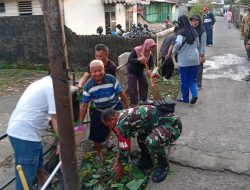 Babinsa Koramil 418-05/Lemabang Bersama Warga Gotong Royong Bersihkan Selokan di Sembilan Ilir