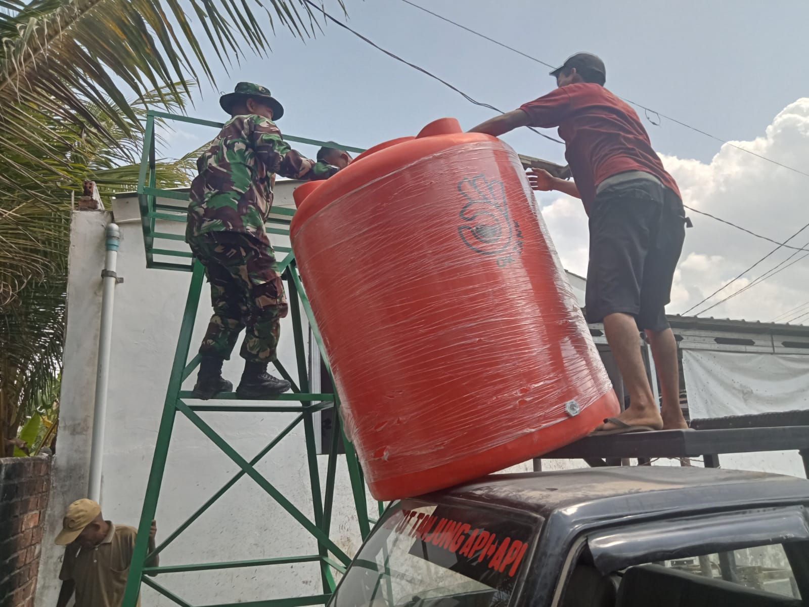 Kodim 0418/Palembang Pasang Tandon Air Sumur Bor Tahfidz Alfatihah, Wujudkan Akses Air Bersih untuk Warga 1
