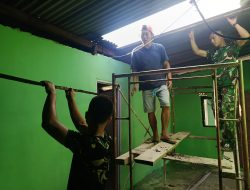 Satgas TMMD Ke-129 Percepat Pengecatan dan Pemasangan Atap Fiber Rumah Bapak Karyo