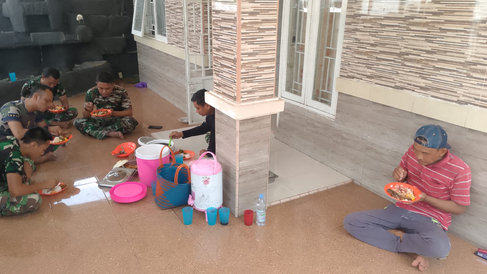 Momen Istirahat Jadi Ajang Pererat Silaturahmi Satgas TMMD Ke-129 dengan Warga Talang Jambe 1